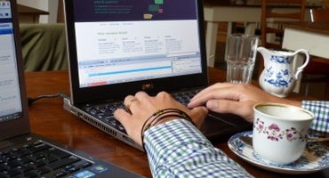 Antti working on a laptop computer in a cafe.