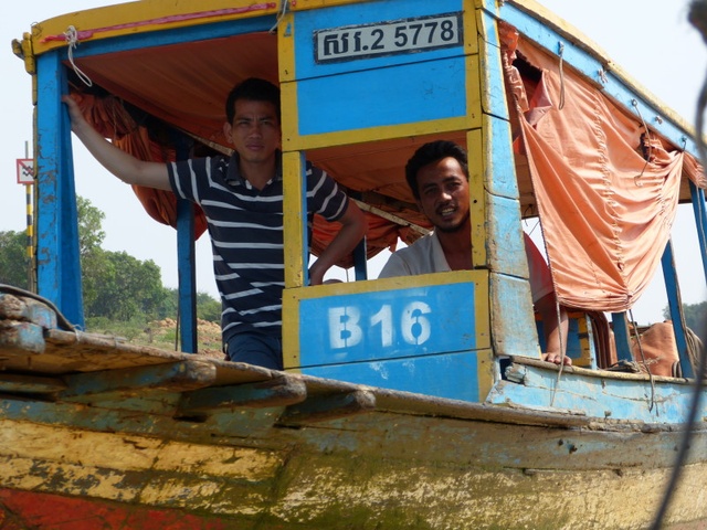 boat and two men on the way to Chong Khneas 