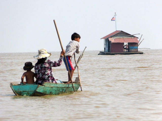 Family on a boat, Chong Khneas.